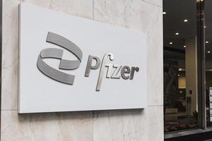 new york city, ny, 2022, pfizer-schild am hauptgebäude in new york city foto