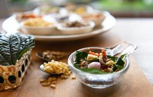 thailändisches essen vor dem hauptgericht. eingewickelt in würzig eingewickelte Blätter foto