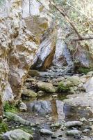 sonnendurchflutete mehrfarbige felsen der avakas-schlucht in zypern. foto