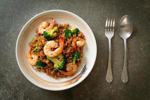 gebratener Reis mit Brokkoli und Garnelen foto
