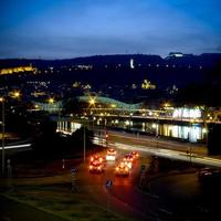 Nachtansicht der Stadt mit Autos, die auf vereinbartes Licht warten. foto