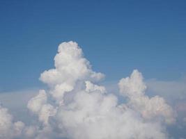 blauer Himmel mit Wolkenhintergrund foto