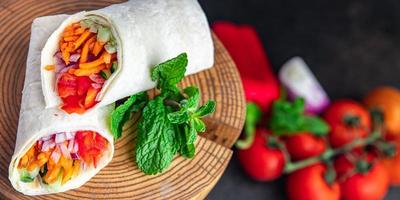 shawarma gemüse döner burrito füllung burrito veggie pita vegetarisches brot foto