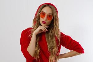 glücklich, schockiert, aufgeregte frau gesicht nahaufnahme. Mädchen in leuchtend roten Hoodie Herbstkleidung rote Sonnenbrille isoliert. weißer hintergrund, kopierraum. schöne Frau überrascht, fröhlich. modell spaß zeit foto