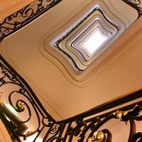 Blick von unten nach oben auf schöne Luxustreppe mit Holzgeländer foto