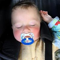 schlafendes Baby mit Kinderschnuller posiert Fotograf für Farbfoto foto