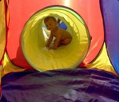 schönes Baby mit Kindergesicht posiert Fotograf foto