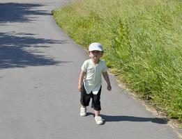 schönes Baby mit Kindergesicht posiert Fotograf foto