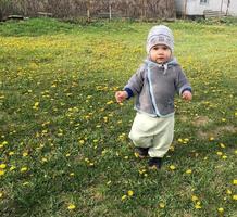 schönes Baby mit Kindergesicht posiert Fotograf foto