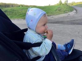 schönes Baby mit Kindergesicht posiert Fotograf foto