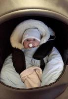 schönes Baby mit Kindergesicht posiert Fotograf foto