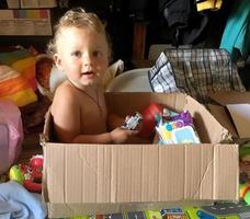 schönes Baby mit Kindergesicht posiert Fotograf foto