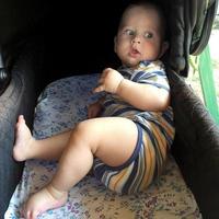 schönes Baby mit Kindergesicht posiert Fotograf foto