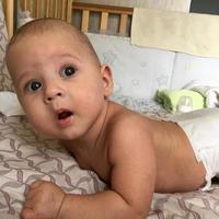 schönes Baby mit Kindergesicht posiert Fotograf foto