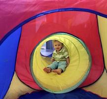 schönes Baby mit Kindergesicht posiert Fotograf foto