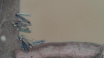 viele Fischerboote im Fluss von oben genommen foto