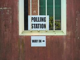 Wahllokal für Parlamentswahlen foto
