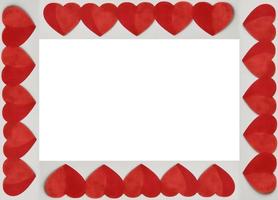 rote Valentinsherzen um einen weißen quadratischen Hintergrund. platz für text, kopierraum. Ansicht von oben. glückliches valentinstagkonzept. foto