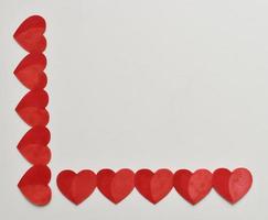 rote Valentinsherzen auf weißem Hintergrund. platz für text, kopierraum. Ansicht von oben. glückliches valentinstagkonzept. foto