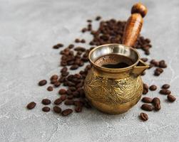 Kaffeebohnen und Türke foto