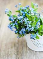 Vergissmeinnicht-Blumen in kleinem Metalleimer foto