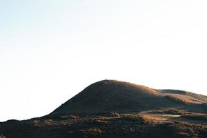 Morgenlicht und Berge, Berge im Sommermorgen und Frühlingsblumen foto