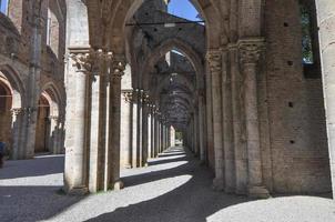 Ruinen der Abtei von St. Galgano in Chiusdino foto