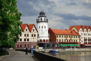 kaliningrad, russland-18. mai 2016 - der damm der insel kant mit blühenden kastanien und ruhenden menschen. foto