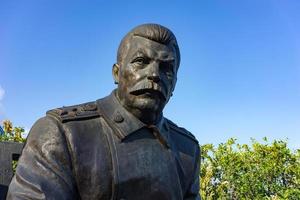 yalta, krim-30. mai 2016 - das denkmal des bildhauers zurab tsereteli, das der konferenz von yalta im jahr 1945 gewidmet ist. foto