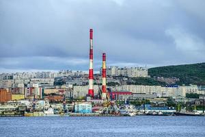 Stadtlandschaft von Murmansk in der Nähe der Kola-Bucht. Russland foto