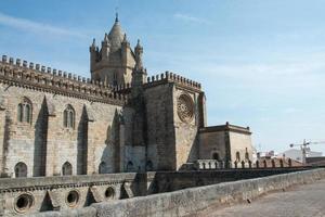 schöne aussicht auf die kathedrale von evora an einem sonnigen tag, keine menschen. Portugal foto