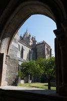 schöne aussicht auf die kathedrale von evora vom kreuzgang aus gesehen. Blauer Himmel, keine Menschen. Portugal foto