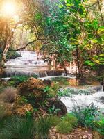 huay mae khamin wasserfall in kanchanaburi, thailand südostasien dschungellandschaft mit erstaunlichem türkisfarbenem wasser des kaskadenwasserfalls im tiefen tropischen regenwald. Reiselandschaft und Reiseziele