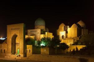 Blick auf den Registan bei Nacht. Antike Architektur Zentralasiens foto