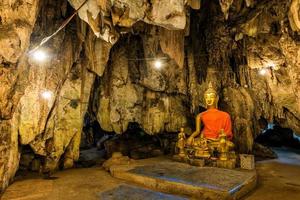 Buddha-Bilder in der Höhle, Thailand foto