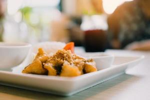 Heißer Fisch gebraten auf Gericht im Restaurant. foto