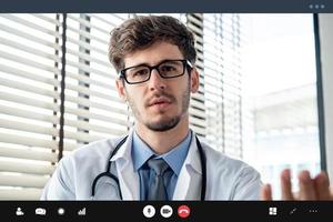 junger männlicher arzt, der dem patienten ernsthaft etwas über eine online-videoanrufanwendung, telegesundheitskonzepte erklärt foto