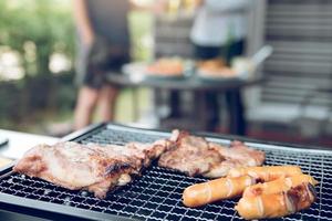 nahaufnahmegrill mit fleisch und wurst, bereit zum geselligen feiern mit freunden zu hause. foto