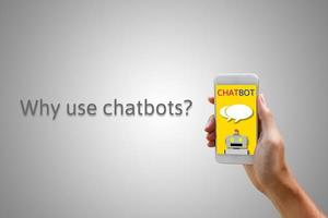 Chatbot-Konzept. mann, der smartphone hält und chattet. foto