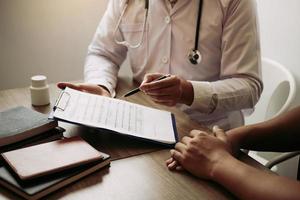 Der Arzt schreibt den Terminbrief an den Patienten in der Klinik. foto