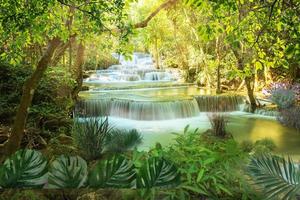 huay mae khamin wasserfall in kanchanaburi, thailand südostasien dschungellandschaft mit erstaunlichem türkisfarbenem wasser des kaskadenwasserfalls im tiefen tropischen regenwald. Reiselandschaft und Reiseziele