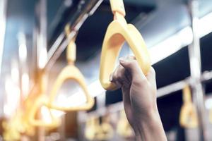 junger passagiermann hält handlauf in der u-bahn. foto