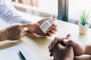 arztberater zum patienten und gespräch über medizin. foto