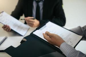 Der Mitarbeiter beschreibt die Berufserfahrung im Lebenslaufpapier für den Manager im Büro. foto