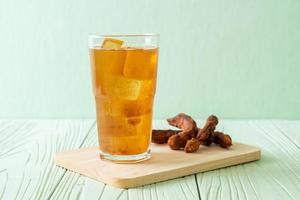 leckeres süßes Getränk Tamarindensaft und Eiswürfel foto