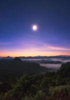 Aussichtspunkt Nebelberg bunt mit dem Mond im Morgengrauen foto