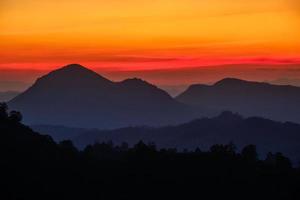 schöner sonnenuntergang bunter himmel auf dem berg foto