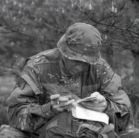 Verschiedene Soldaten kümmern sich nach Konflikten um persönliche Angelegenheiten foto