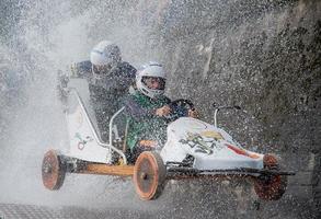 Dossena, Italien 2013-Rennwagen mit Wasser foto