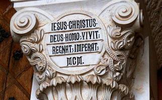 historische Phrase in Latein auf der Säule eines Gebäudes foto